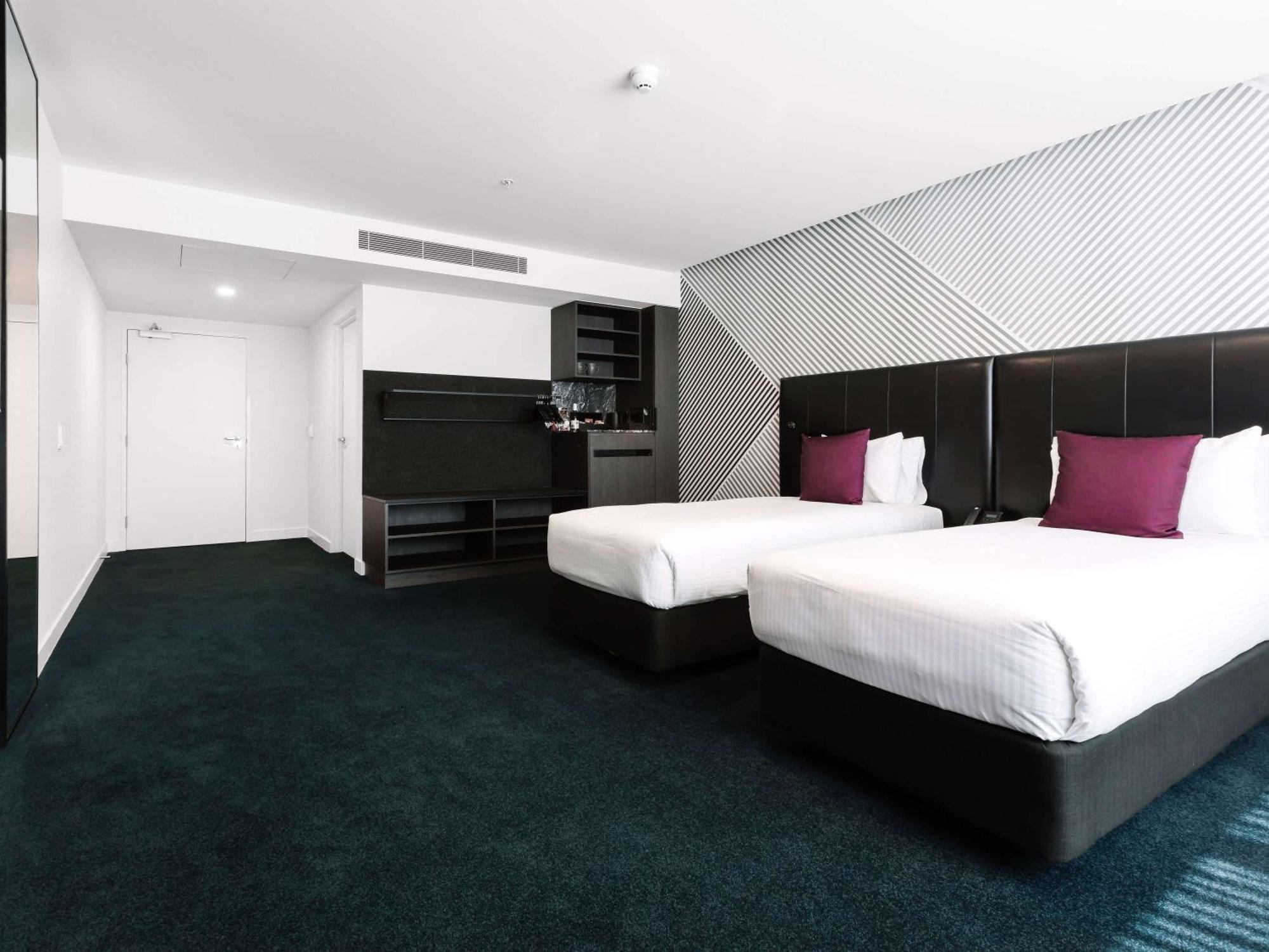 Movenpick Hotel Melbourne On Spencer Екстериор снимка